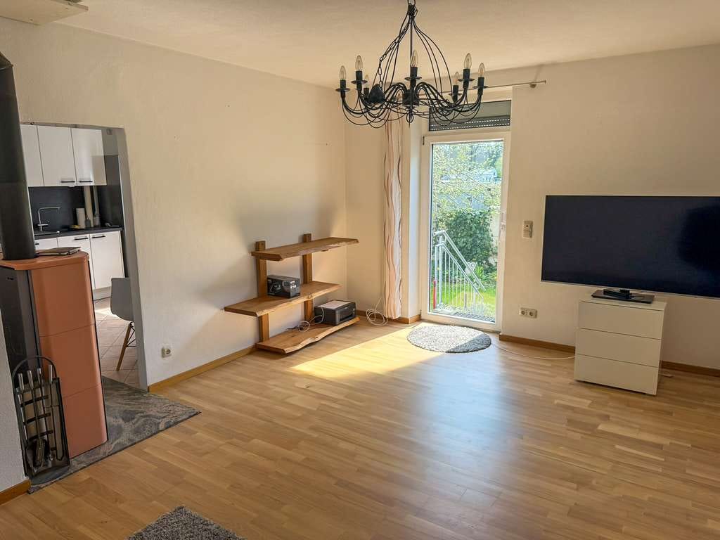 Immobilie in Untermeitingen - Renovierte 2 Zimmer-Hochparterre-Wohnung mit ca. 230 m² großem Garten - Bild 3