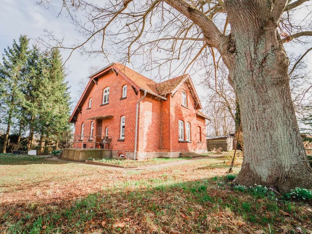 Immobilie in Gülzow-Prüzen - Historisches Haus mit Seeblick // 8 Zimmer // 4.246m² Grundstück // Sanierungsbedarf im Innenbereich - Bild 4