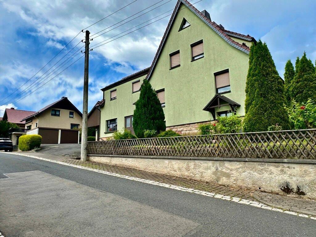 Immobilie in Floh-Seligenthal - Zweifamilienhaus mit Werkstatt, Scheune und großem Grundstück in Floh - Seligenthal / OT Floh - Bild 2