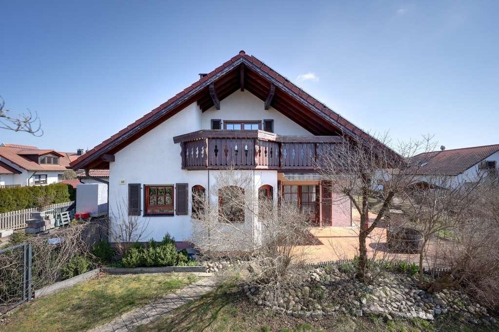 Immobilie in Merklingen - Viel Platz für Ideen: Freistehendes Einfamilienhaus mit großem Ausbaupotenzial - Bild 0