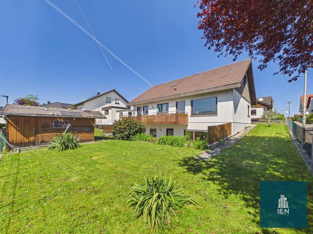 Immobilie in Allmersbach im Tal - FÜR DIE FAMILIE - Charmantes, großes Einfamilienhaus mit Einliegerwohnung in schöner Wohnlage - Bild 0