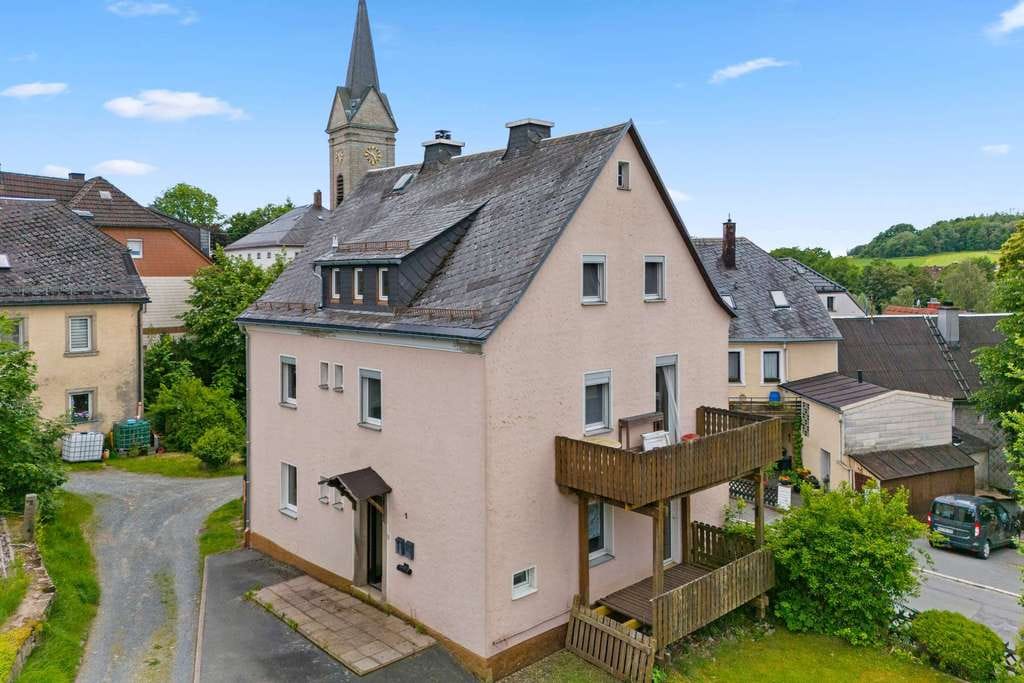 Immobilie in Zell im Fichtelgebirge - Charmantes Zweifamilienhaus mit großem Garten im Herzen von Zell - Bild 2
