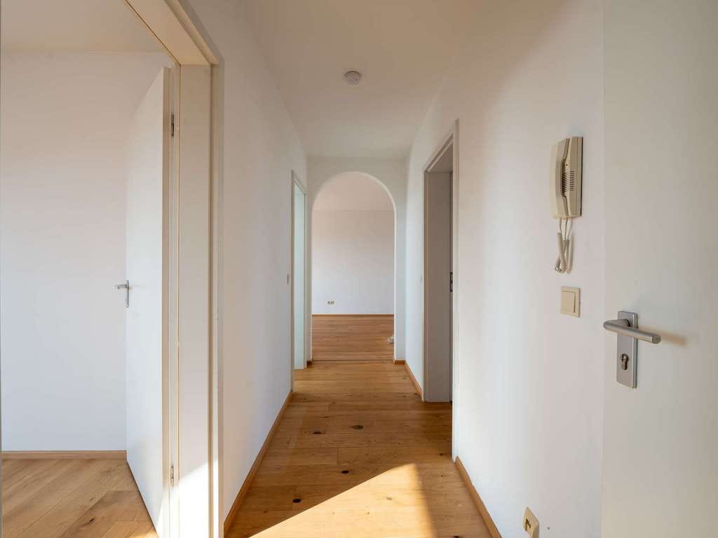 Immobilie in Höhenkirchen-Siegertsbrunn - Lichtdurchflutete 3-Zimmer-Dachgeschosswohnung mit Westbalkon - Bild 3