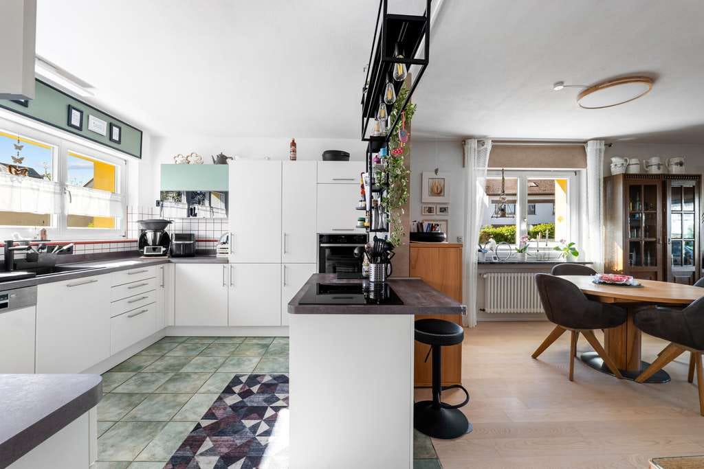 Immobilie in Kirchzarten - 7-Zimmer-Familienhaus energetisch modernisiert mit großem Garten, Pool & flexiblem Raumkonzept - Bild 4