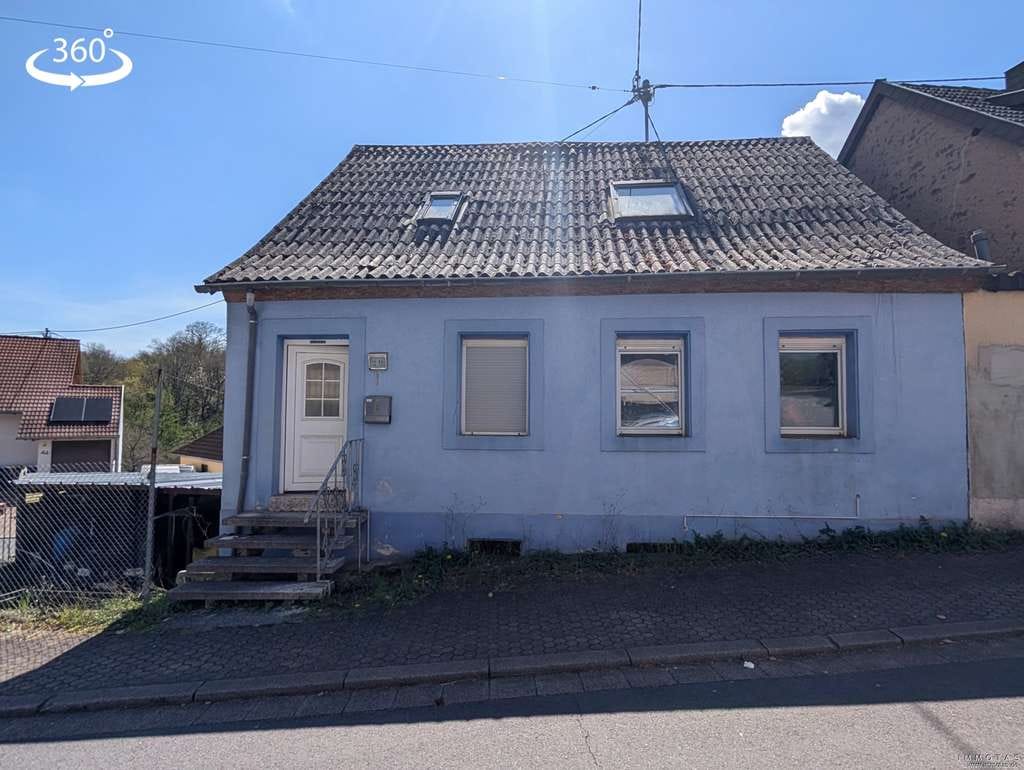 Immobilie in Schiffweiler - Gemütliches Einfamilienhaus mit Garten, Balkon & viel Potenzial in Schiffweiler - Bild 0