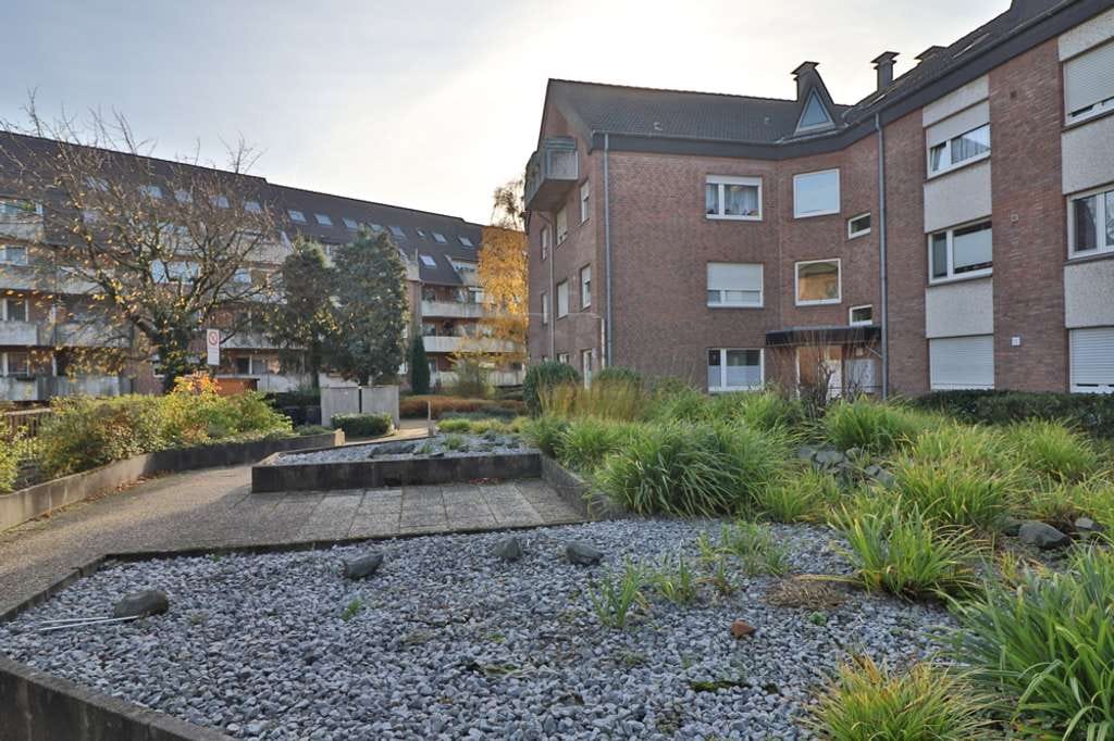 Immobilie in Voerde (Niederrhein) - Gut vermietete Eigentumswohnung mit schönem Balkon und Blick ins Grüne in Voerde-Zentrum! - Bild 1