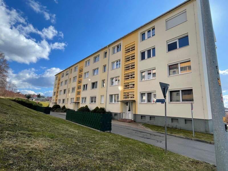 Immobilie in Weißenborn/Erzgebirge - Renovierungsbedürftige 3-Raum-Eigentumswohnung mit großem Balkon in Weißenborn - Bild 0