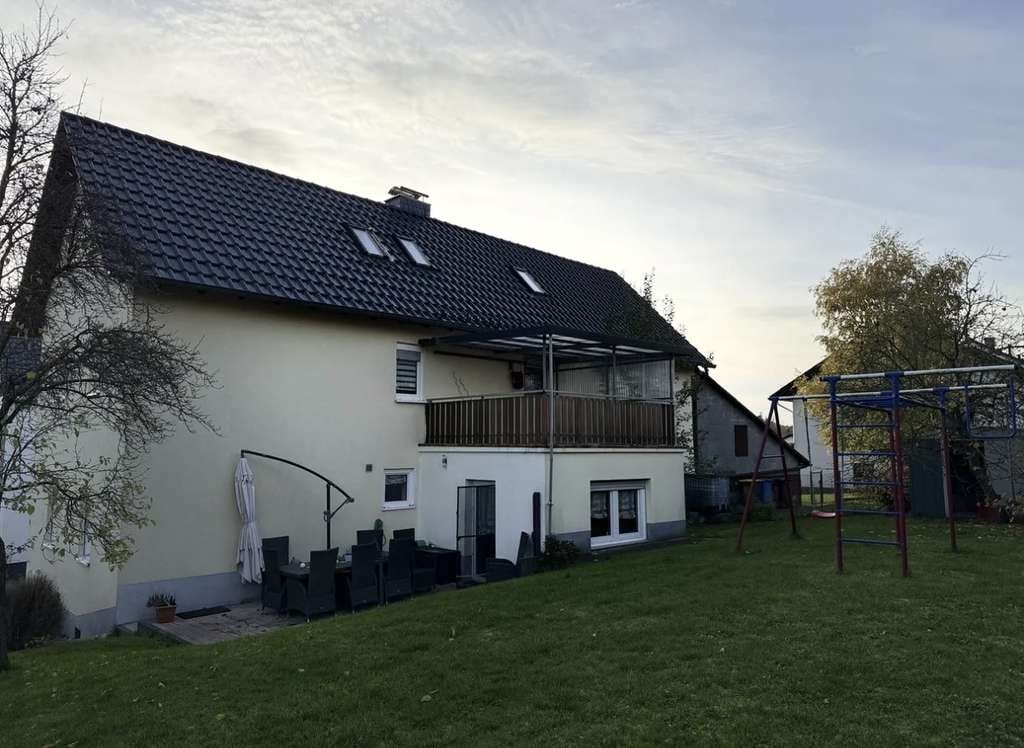 Immobilie in Gladenbach - Modernisiertes EFH mit Einliegerwohnung & PV | frei 225 m2 - Bild 1