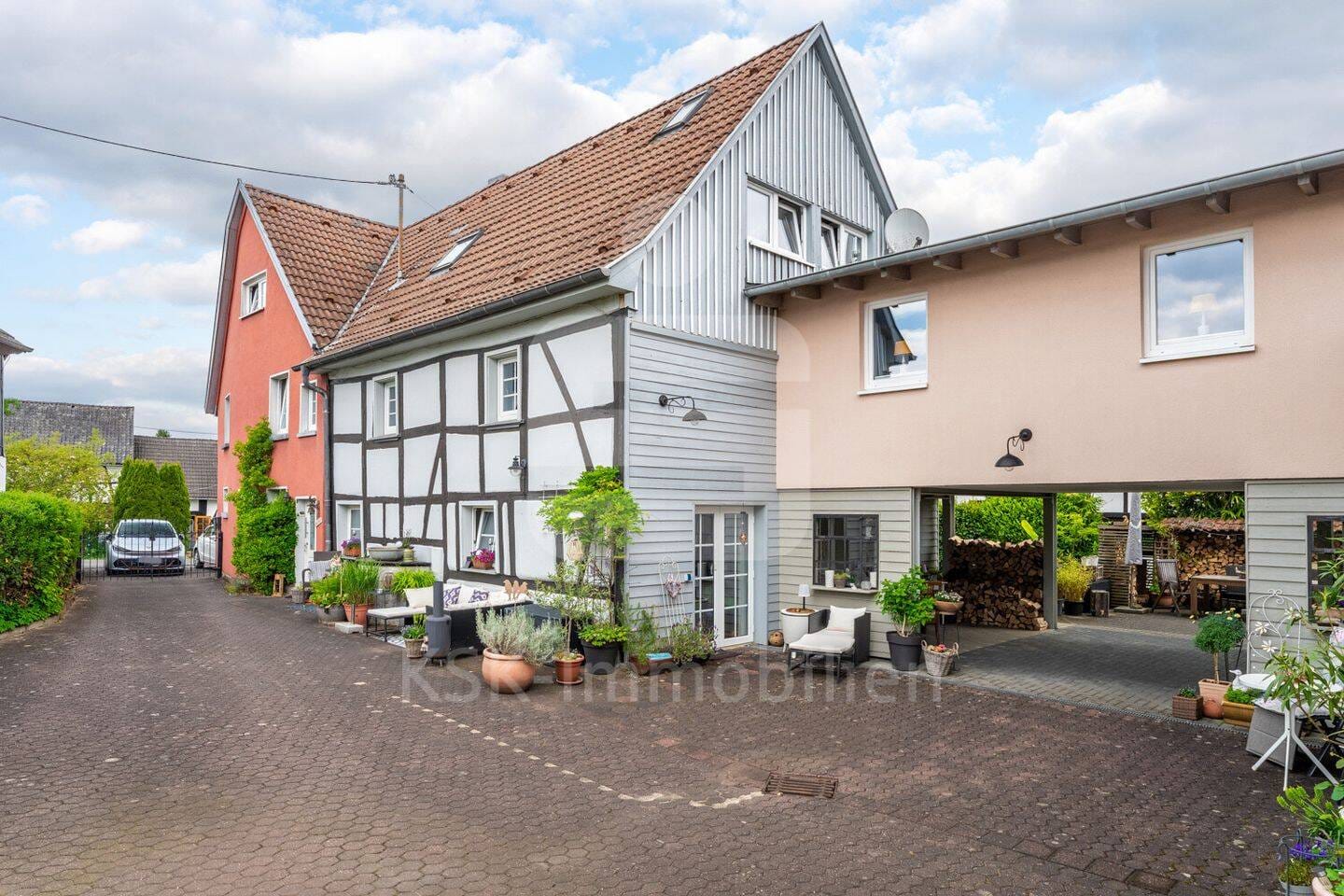 Immobilie in Neunkirchen-Seelscheid - Drei Epochen, ein Refugium: Historisches Hof-Ensemble mit modernem Esprit in Seelscheid-Stein! - Bild 2