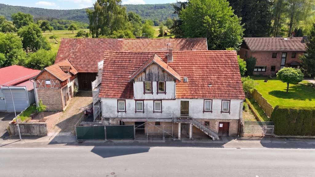 Immobilie in Oberzent - Historische Hofreite mit großem Grundstück & unverbaubarer Feldrandlage – Liebhaberprojekt oder e... - Bild 1