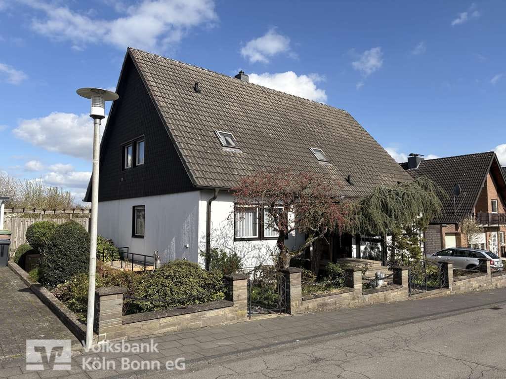 Immobilie in Bad Honnef - Bad Honnef-Aegidienberg-Großzügiges Zweifamilienhaus mit schönem Garten. - Bild 1