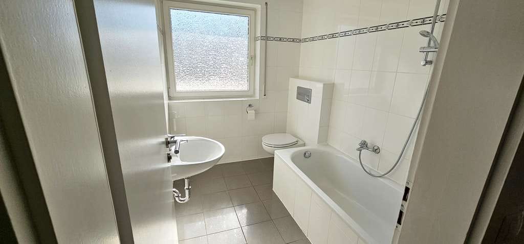 Immobilie in Gundelfingen - Großzügige 2-Zimmer-Wohnung mit Süd-Balkon, Stellplatz und Blick ins Grüne in begehrter Lage von Gun - Bild 1