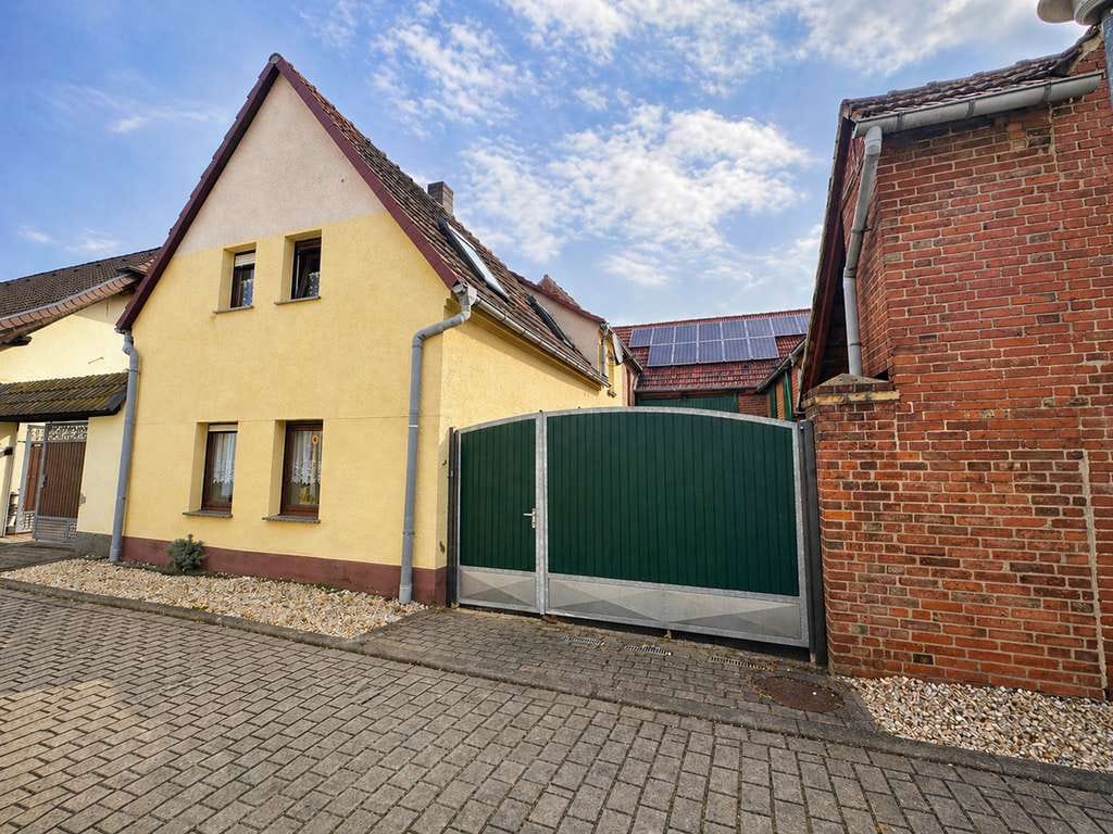 Immobilie in Artern - LÄNDLICHE RUHE TRIFFT AUF POTENZIAL! Immobilie mit schönem Grundstück, Scheune und PV Anlage - Bild 0