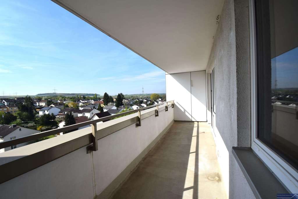 Immobilie in Schöneck - Aussicht auf das schöne Eck: Helle und ruhige 3 Zi.-ETW mit großen Balkon - Bild 1
