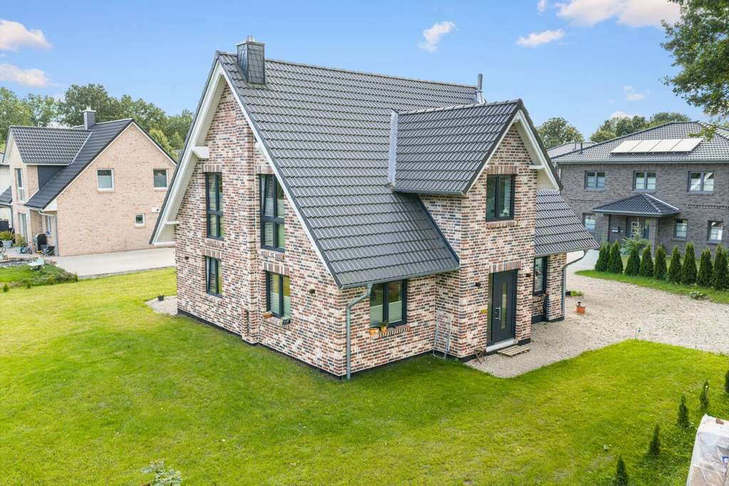 Immobilie in Lutzhorn - Nachhaltiges KfW-40+ Familienhaus mit Smart-Home & PV in idyllischer Lage - Bild 1