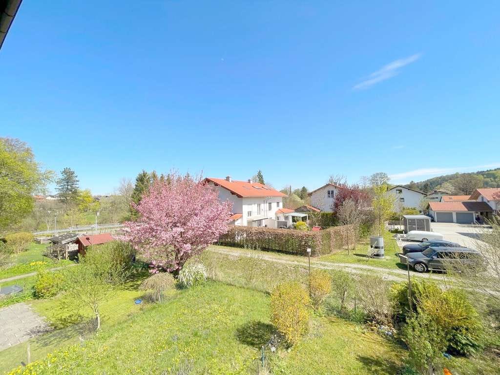 Immobilie in Feldkirchen-Westerham - Helle renovierte 2 Zi.-Whg. mit 2 Balkonen, Tageslichtbad, Einbauküche, Hobbykeller in ruhiger Lage - Bild 1