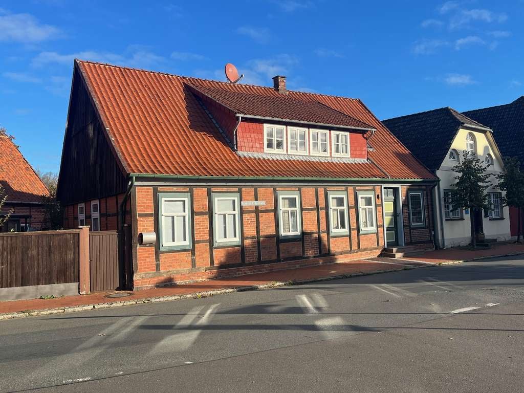 Immobilie in Bleckede - Denkmalgeschütztes Fachwerkhaus mit Nebengebäude und Garage - Bild 0