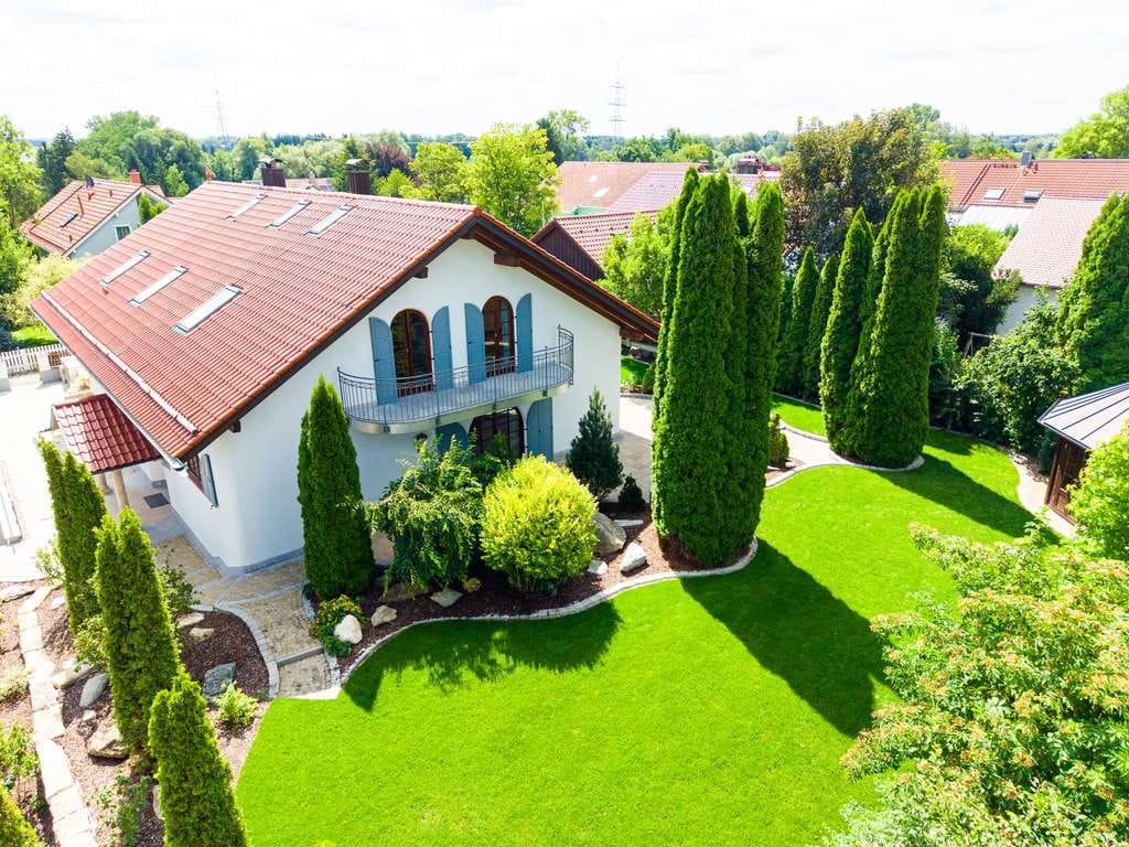 Immobilie in Ottenhofen - Exklusive Landhausvilla mit Traumgarten, provisionsfrei - Bild 0