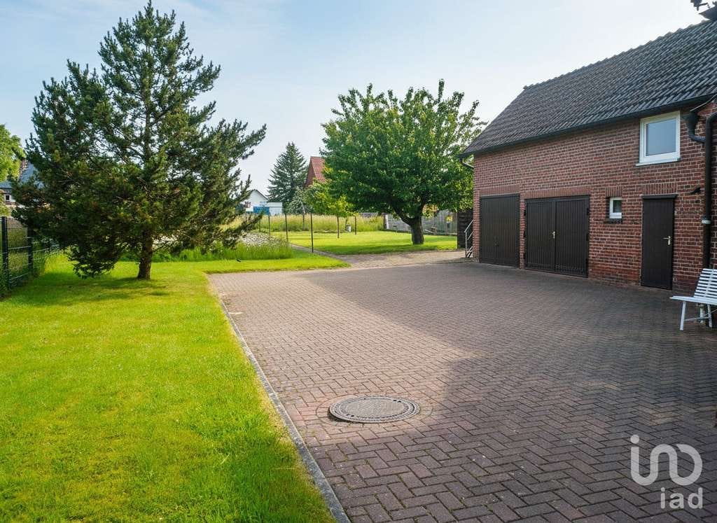 Immobilie in Holle - Haus mit großem Grundstück und 3 Garagen. Perfekt für Familien, Mehrgenerationen & Vermietung. - Bild 4