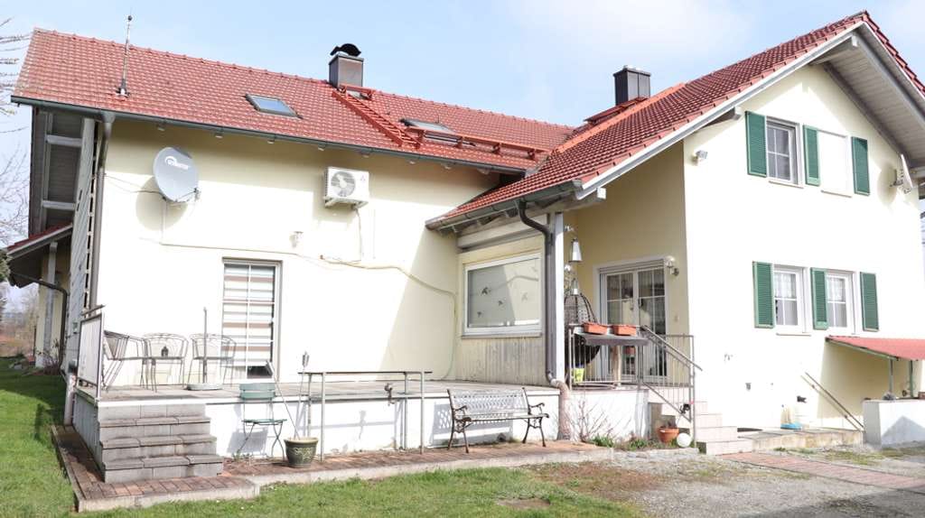 Immobilie in Osterhofen - Großzügiges Einfamilienhaus mit Einliegerwohnung 
Nähe Osterhofen/Gergweis - Bild 0