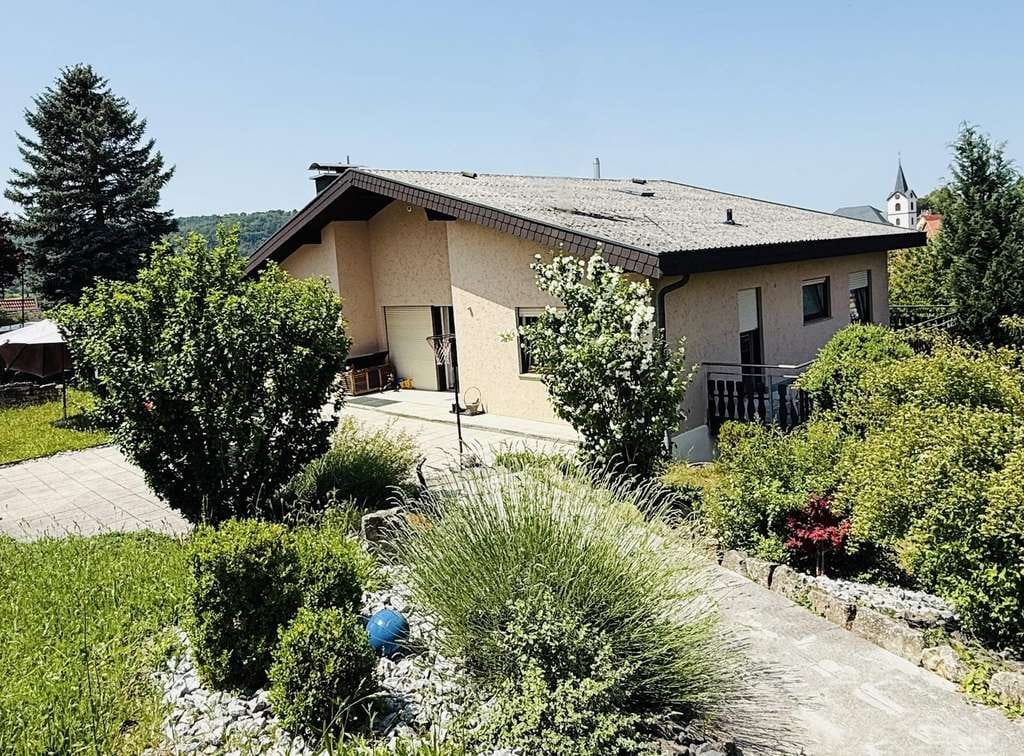 Immobilie in Lauda-Königshofen - WOHNEN MIT AUSSICHT - GROßZÜGIGES EIN-/ZWEIFAMILIENHAUS - Bild 3