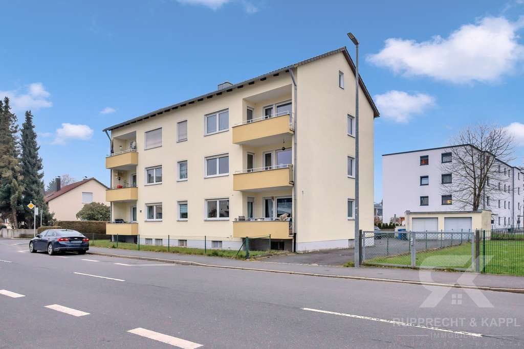 Immobilie in Weiden in der Oberpfalz - Solide Kapitalanlage: Vermietete 3,5-Zimmer-Etagenwohnung mit Balkon und Stellplatz in Weiden - Bild 0