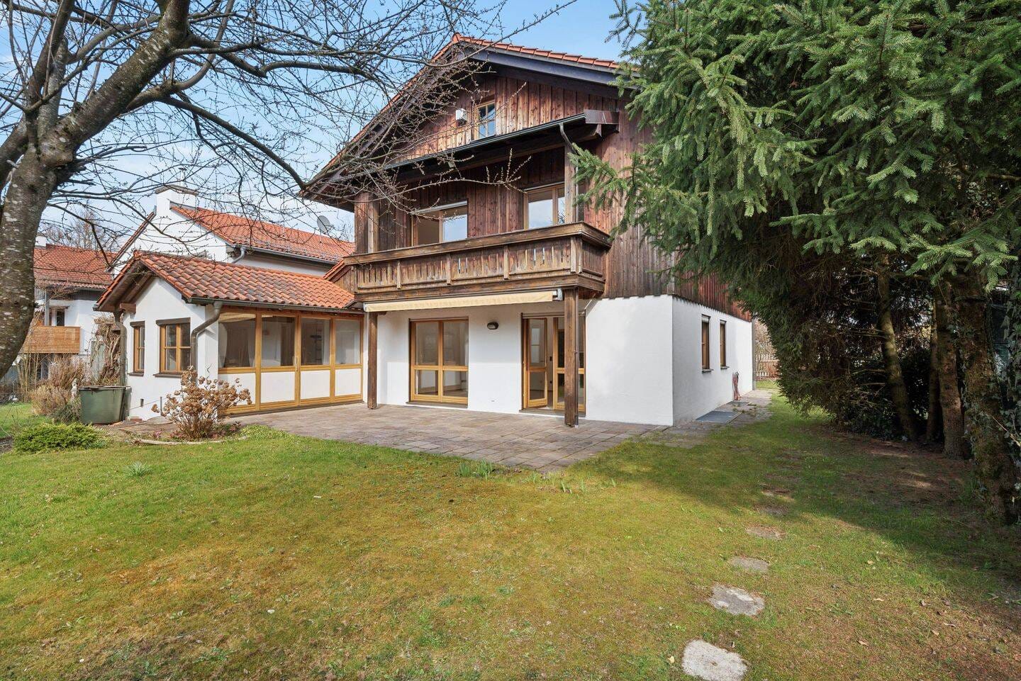 Immobilie in Zorneding - Geräumiges, frei stehendes Einfamilien-Haus im  Landhaus-Stil - Bild 0