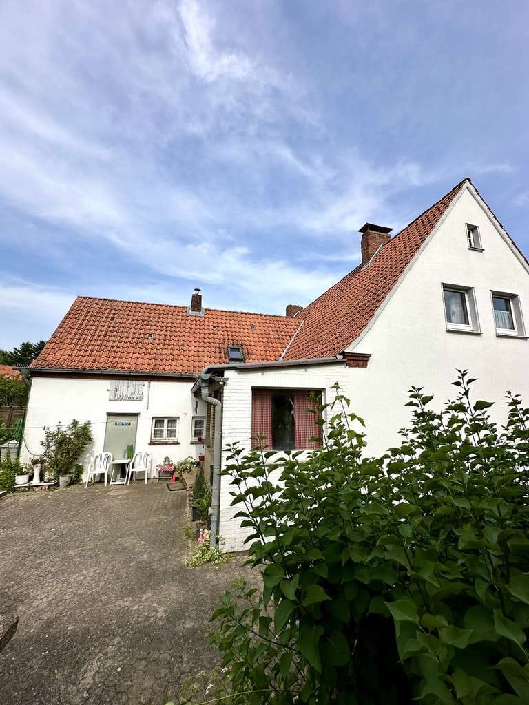 Immobilie in Salzhemmendorf - Günstiges Haus mit fünf Zimmern im Grünen in Hemmendorf - Bild 1