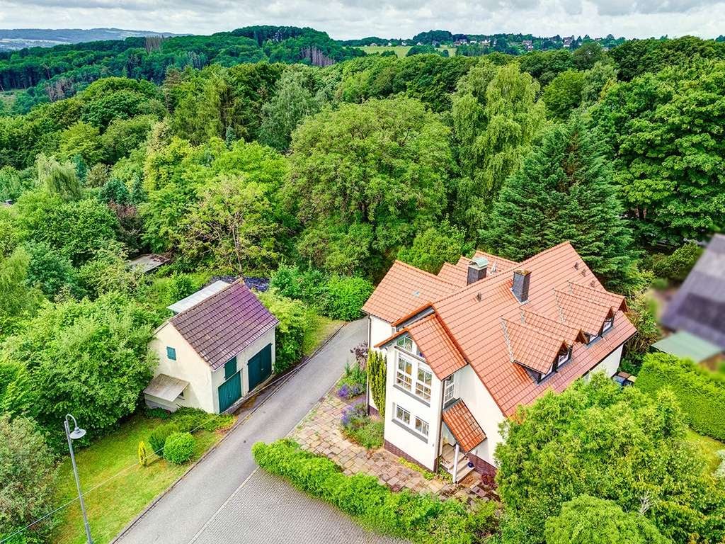 Immobilie in Forst - Schönes Landhaus mit herrlichem Gartengrundstück, einem Garagennebengebäude mitten im Grünen - Bild 2