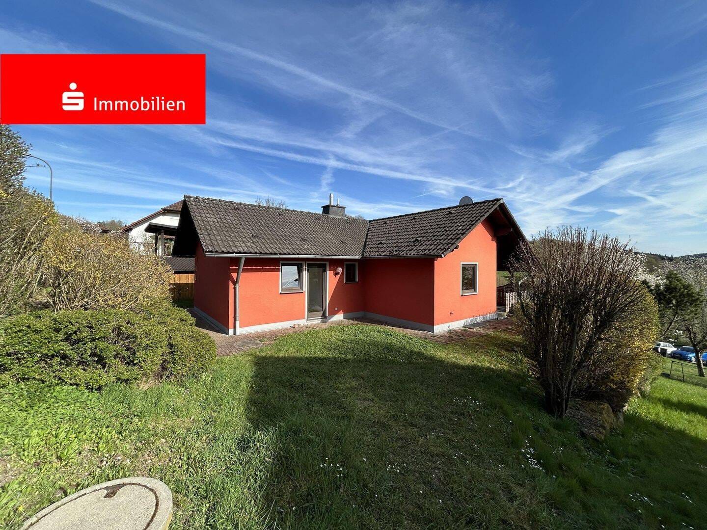Immobilie in Sinntal - Idylle pur! Attraktives Einfamilienhaus mit Garten in Hanglage sowie Carport und schöner Aussicht - Bild 0