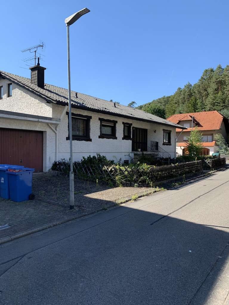 Immobilie in Dahn - Sehr gepflegter Bungalow mit Einliegerwohnung, Doppel- und Einzelgarage - Bild 1