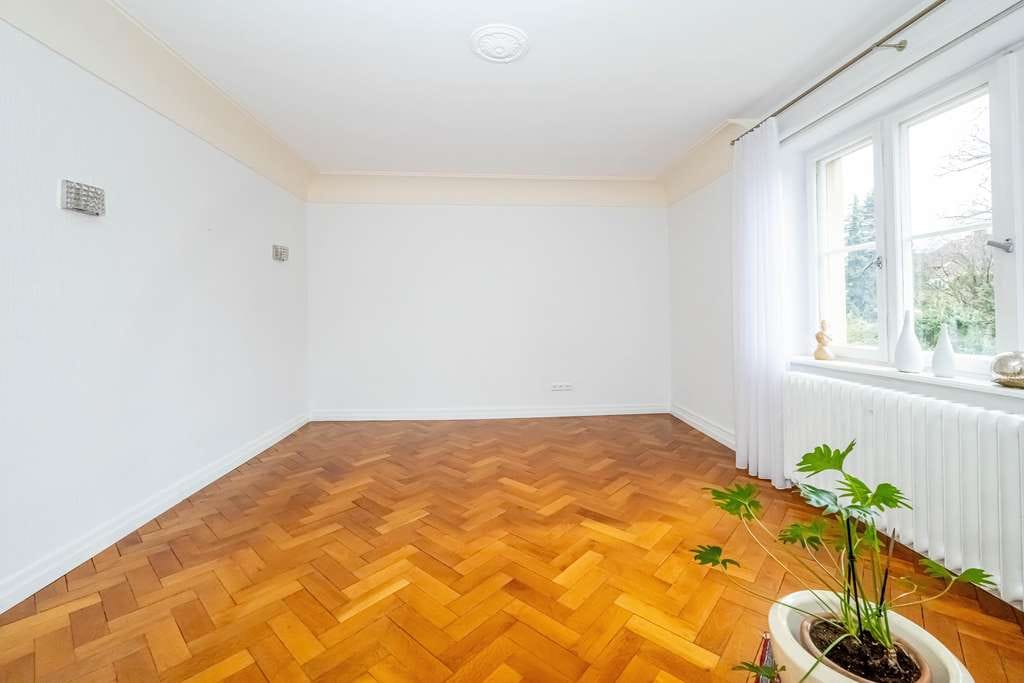 Immobilie in Kenzingen - Repräsentative Stadtvilla mit hohen Decken, edlen Dielenböden, Garage und parkähnlichem Grundstü - Bild 4