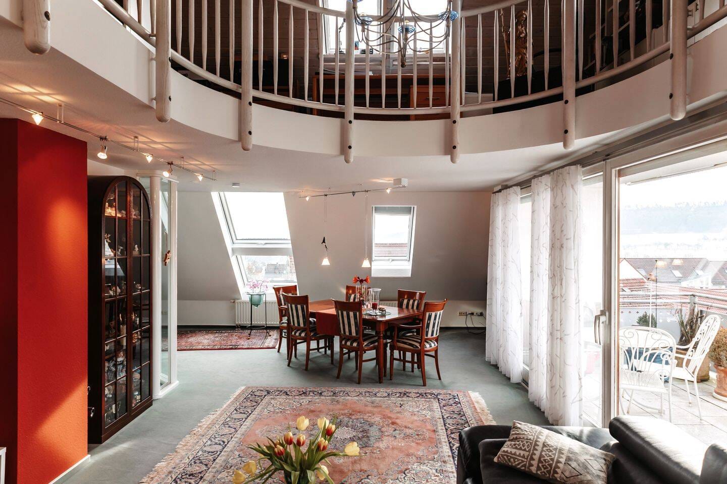 Immobilie in Simmozheim - Wohnen über zwei Ebenen: Galerie, Südbalkon, 4 Zimmer | 2 Bäder | 2 Stellplätze | Energieeffizienz C - Bild 2