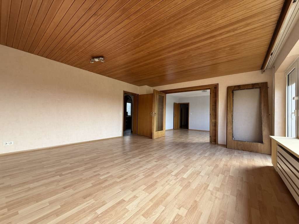 Immobilie in Wüstenrot - Zweifamilienwohnhaus mit 3 Garagen in einem Teilort von Wüstenrot - Bild 2