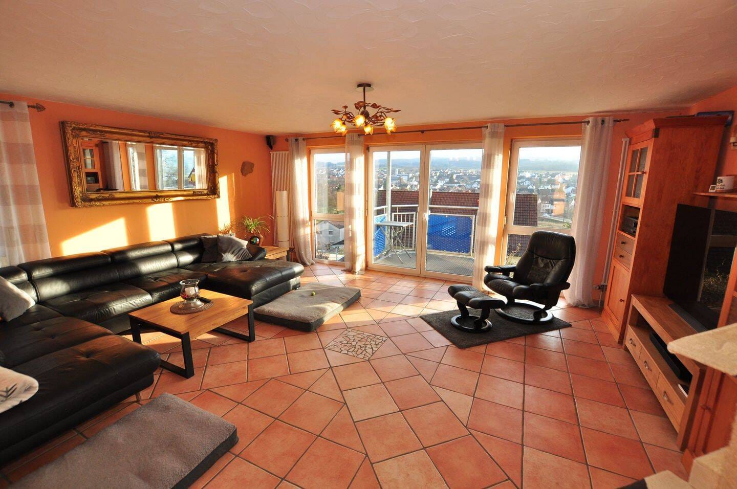Immobilie in Steinau an der Straße - Modernisiertes Einfamilienhaus mit grandioser Aussicht und moderner Ausstattung direkt in Steinau - Bild 1