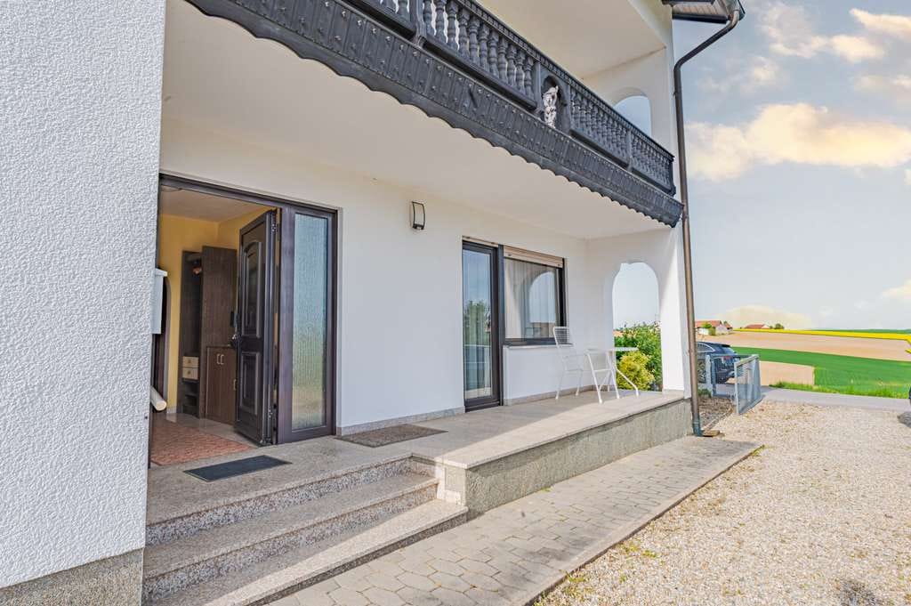Immobilie in Leiblfing - Charmantes Einfamilienhaus mit Hof, Scheune und großzügigem Grundstück in Leiblfing-Schwimmbach - Bild 1