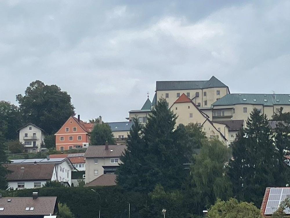 Immobilie in Fürstenstein - Romantische 3-Zi - Maisonettewohnung in Denkmalschutzobjekt in Schlossnähe mit unvergleichlichem Ausblick in die Hügel des Bayerischen Waldes - Bild 2