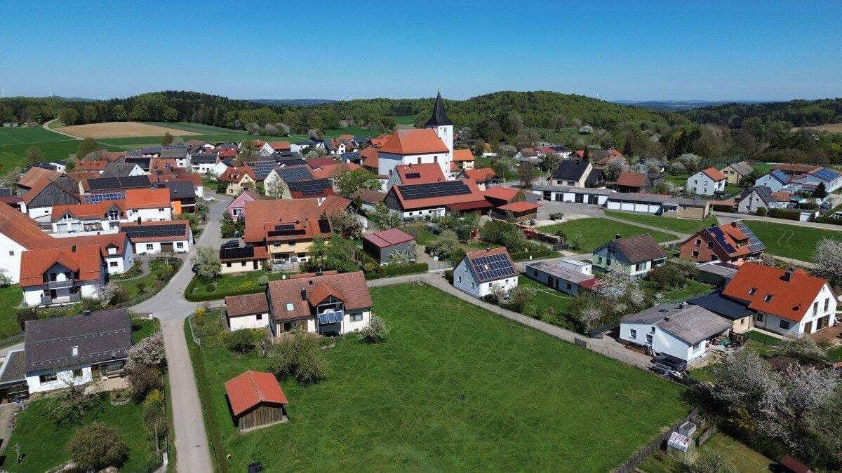 Immobilie in Lauterhofen - Ein Stück Dorfidylle: Zweifamilienhaus mit großem Garten!       Trautmannshofen - Bild 2