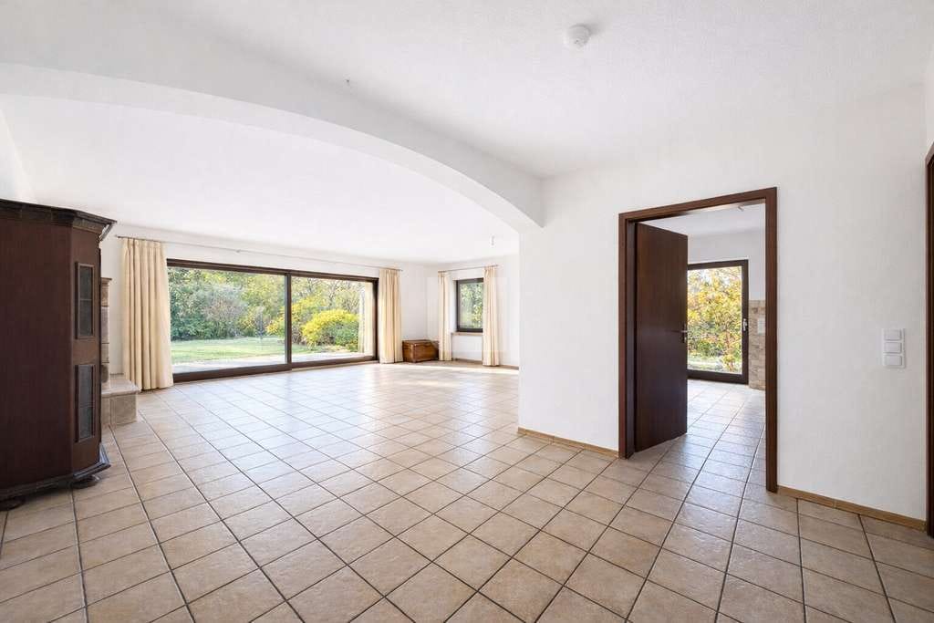Immobilie in Gröbenzell - WINDISCH IMMOBILIEN - Große DHH mit eingewachsenem Garten und Einliegerwohnung in Gröbenzell-Nord - Bild 1