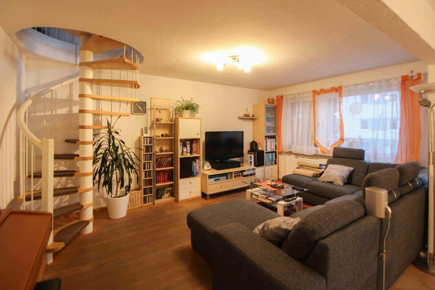 Immobilie in Neuhausen auf den Fildern - Attraktive 4,5-Zimmer-Maisonette-Wohnung mit drei Balkonen, Loggia und zwei Stellplätzen - Bild 1