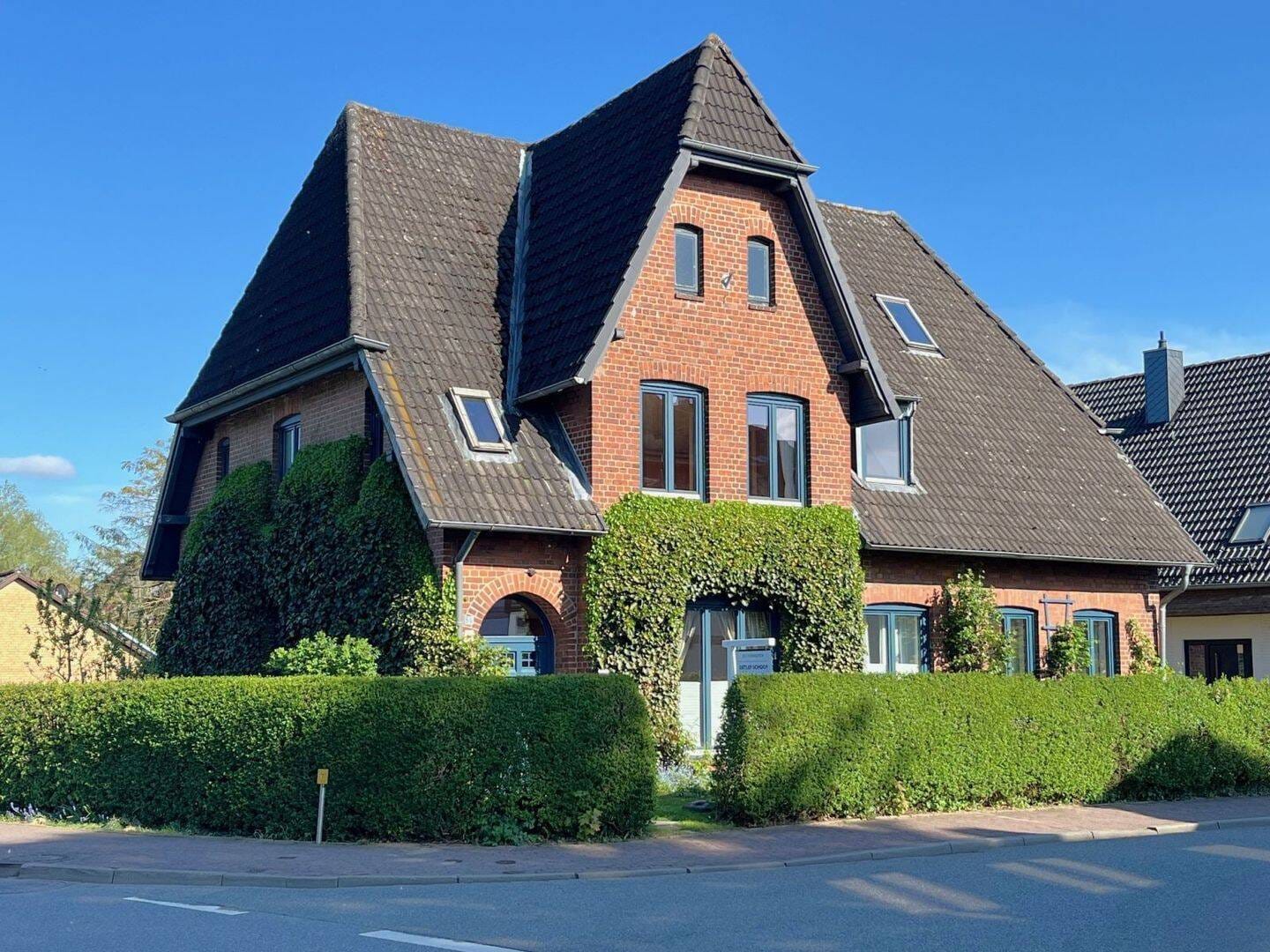 Immobilie in Melsdorf - Stilvolles Ein-/Zweifamilienhaus mit liebevoll gepflegtem Garten in Melsdorf - Bild 1