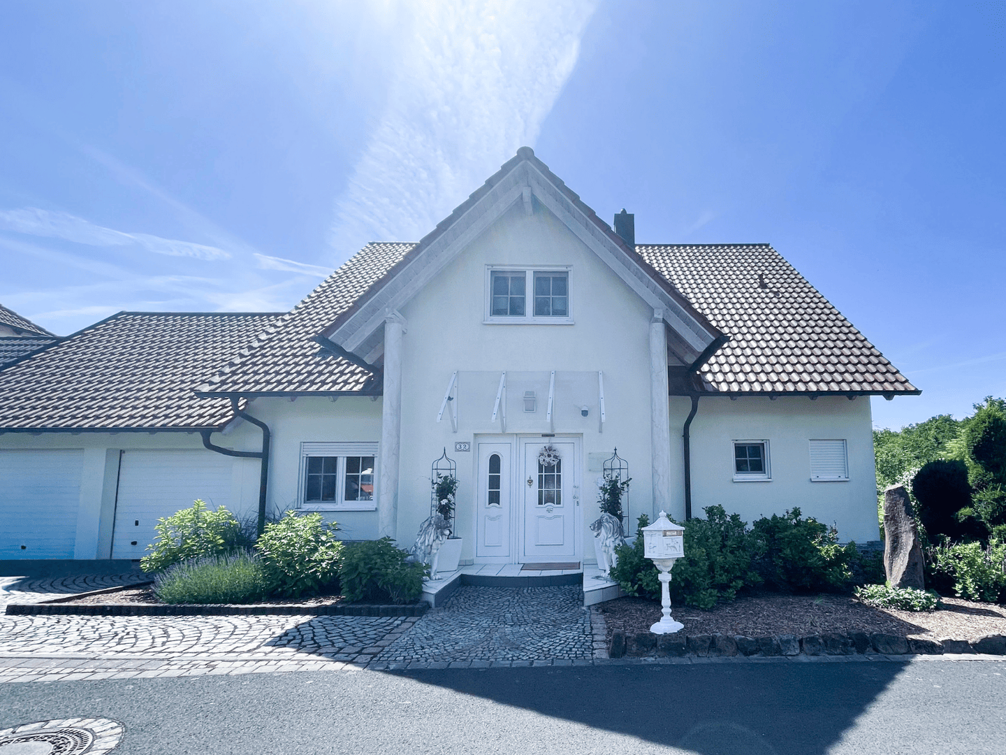 Immobilie in Poppenhausen - Exklusives Einfamilienhaus in Top-Lage von Poppenhausen – ca. 184 m² Wohnfläche & 120 m² Nutzfläche - Bild 0