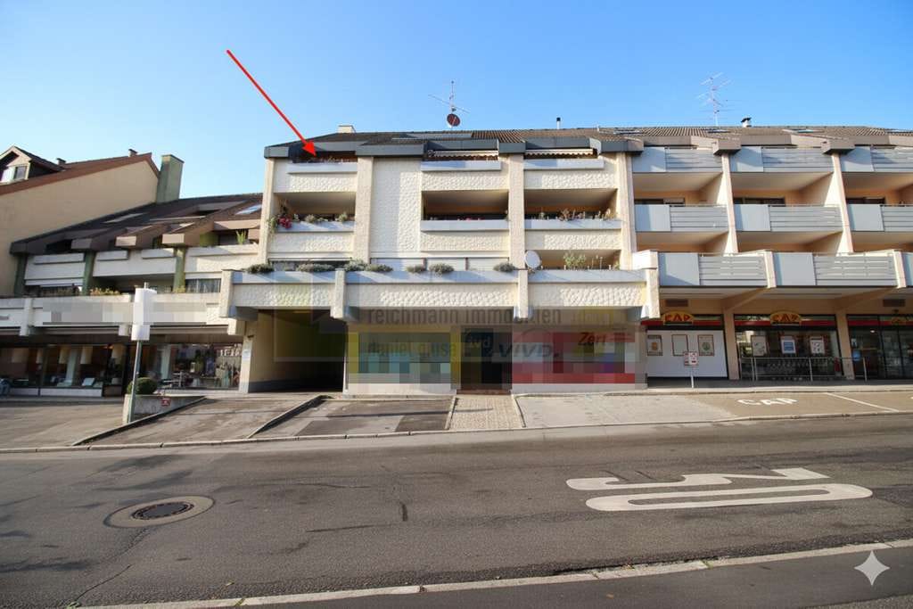 Immobilie in Bad Dürrheim - Zentral wohnen mit Weitblick: Helle 2-Zimmer-Dachgeschosswohnung mit Dachterrasse/Loggia im Herzen v - Bild 0