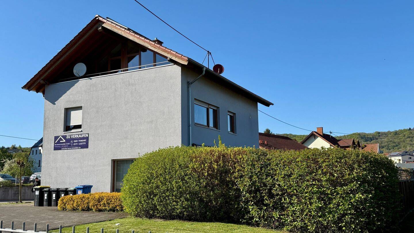 Immobilie in Tholey - NEU! Exklusives Dreifamilienhaus in zentraler Lage von Hasborn-Dautweiler - 5 PKW Stellplätze - Kapitalanlage mit nachhaltiger Perspektive (ID2011336) - Bild 0