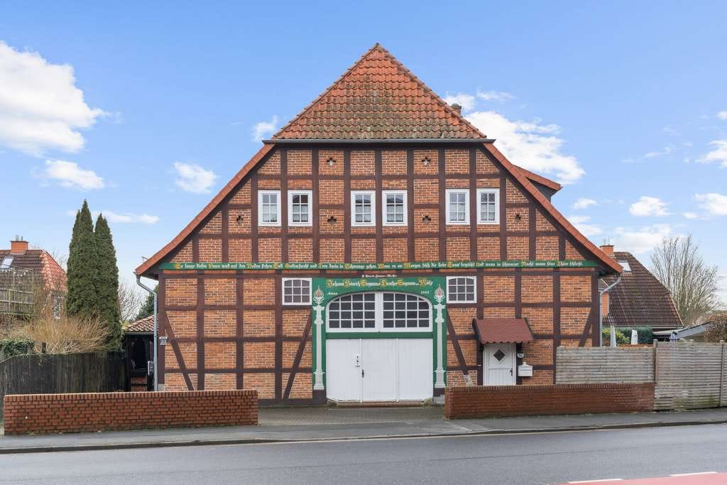 Immobilie in Seelze - Charmante denkmalgeschütze Wohnung mit Stellplatz und Garten - Bild 0