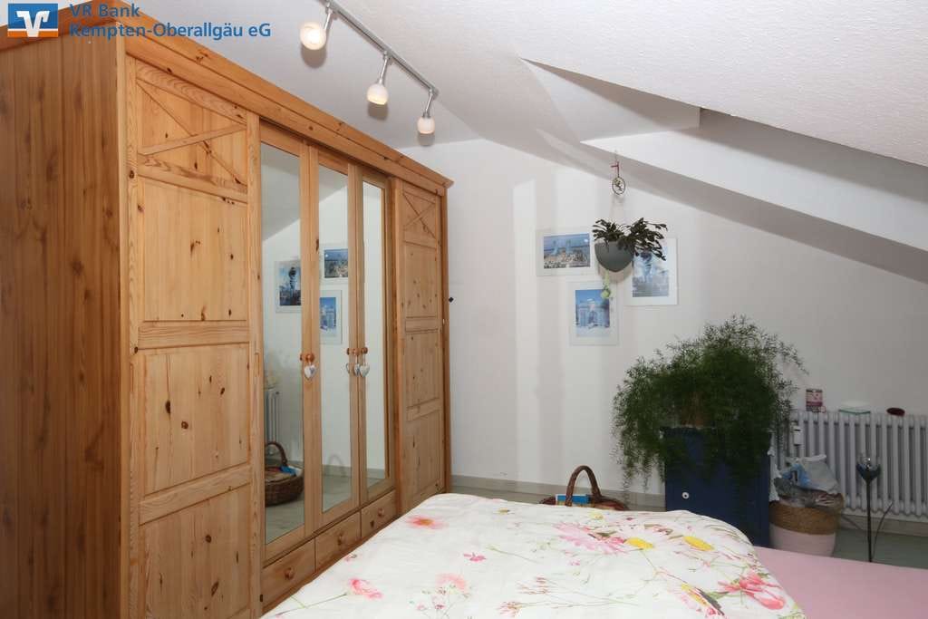 Immobilie in Sonthofen - Charmante 2-Zimmer-Dachgeschosswohnung mit Bergblick und gesicherter Mieteinnahme - Bild 2