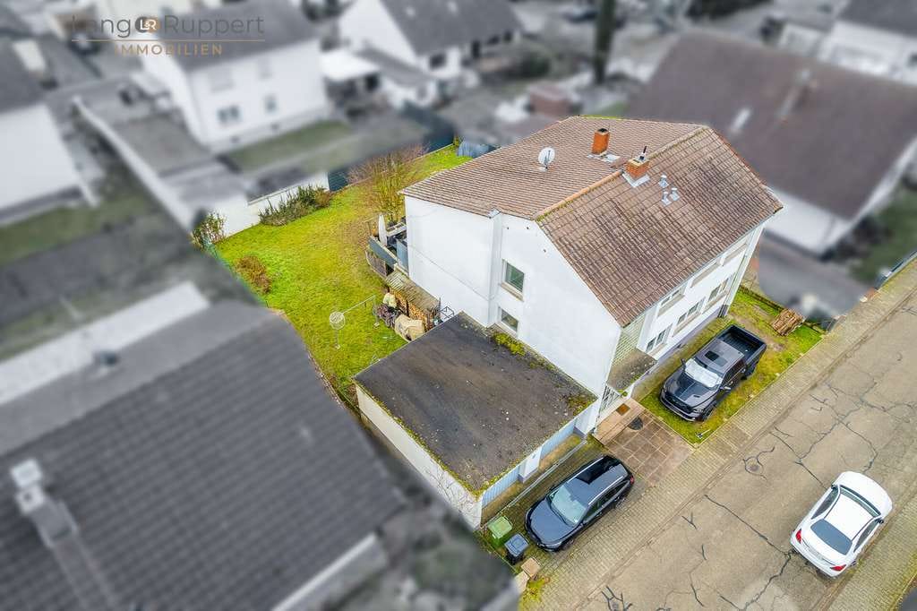 Immobilie in Biblis - Vermietetes, teilmodernisiertes Zweifamilienhaus mit Garten - Bild 2