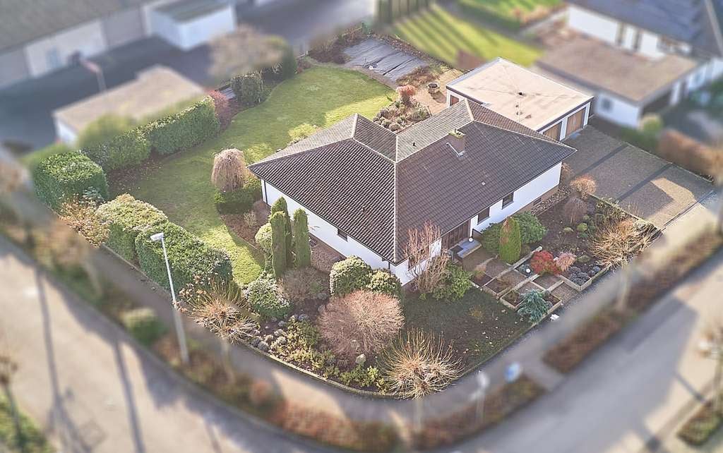 Immobilie in Offenbach an der Queich - ++ Lichtdurchflutetes Architektenhaus mit Terrasse, Garten und 2 Garagen in beliebter Wohnlage ! ++ - Bild 1
