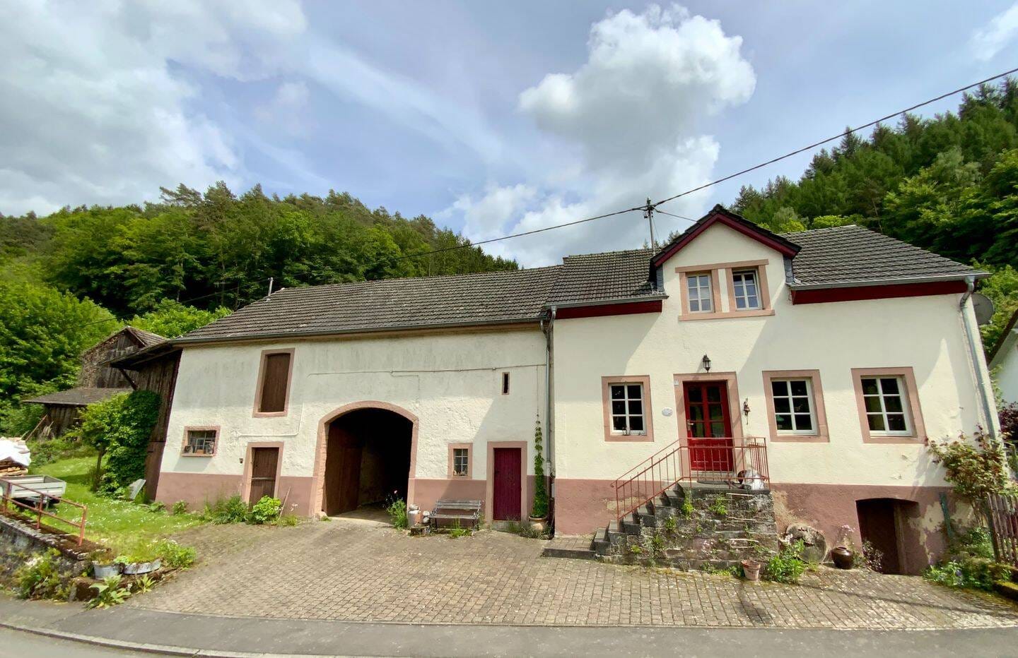 Immobilie in Malberg - Sehr schönes renoviertes Haus im Landhausstill mit Nebengebäuden, einem traumhaften angelegten Garten auf ca. 2.000 m² Grundstück gelegen in St. Thoma - Bild 0