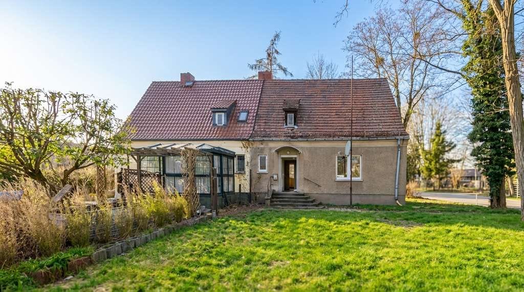 Immobilie in Potsdam - Sanierungsbedürftige Doppelhaushälfte mit großem Garten in Bornim - Bild 0
